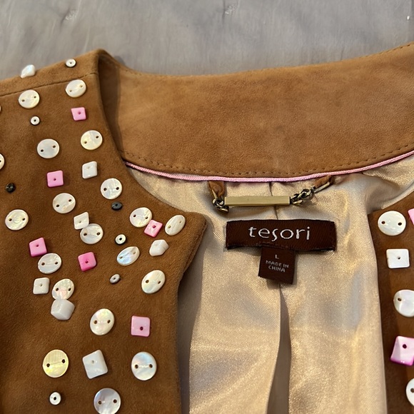 🎉🎉HP🎉🎉Embellished suede. Rich tan suede accented with mother of pearl beads - Picture 5 of 8